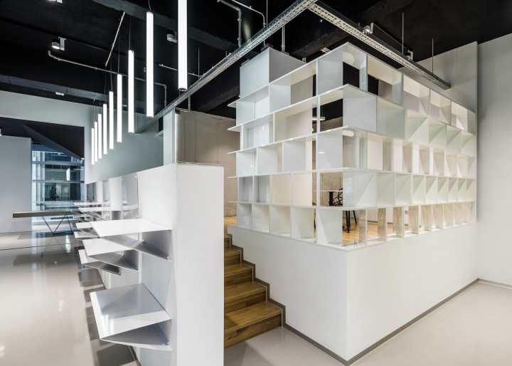 Дизайн выставочного зала Schüco: белые полки