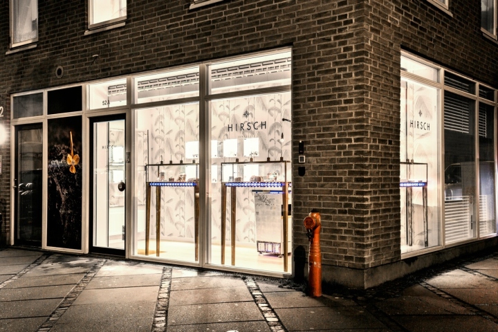Дизайн ювелирного магазина - яркая витрина с большими окнами