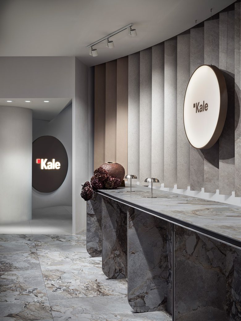 длинная стойка Kalebodur темный мрамор со стороны