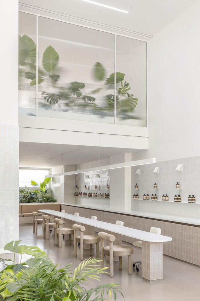 длинный стол для мастеров_сбоку Vedalia Salon