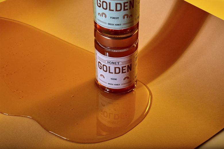 две баночки Golden Honey и разлитый мед