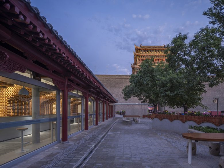 дворик вечером courtyard house by Tumushi Architects