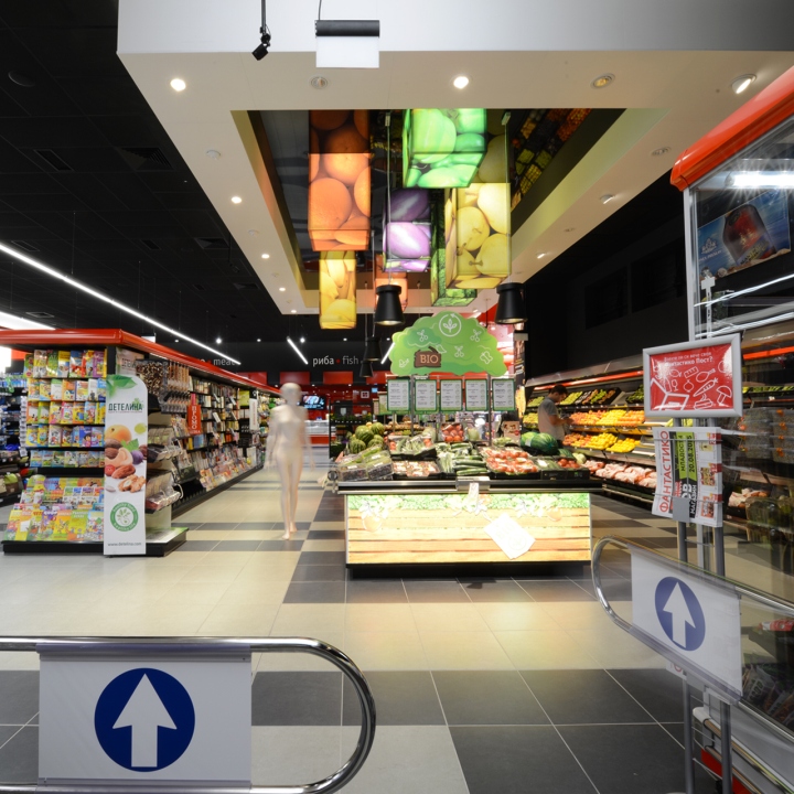 Дизайн чёрно-белого подвесного потолка в интерьере супермаркета