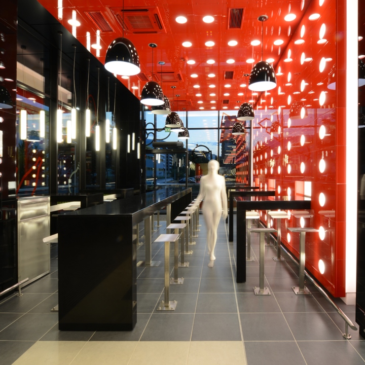 Ярко-красные стены с подсветкой в дизайне супермаркета