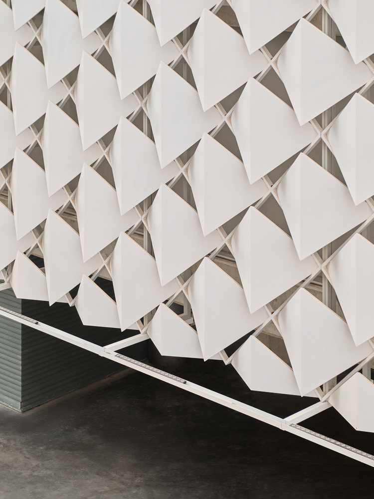 фасад вблизи Obeid Retail Complex