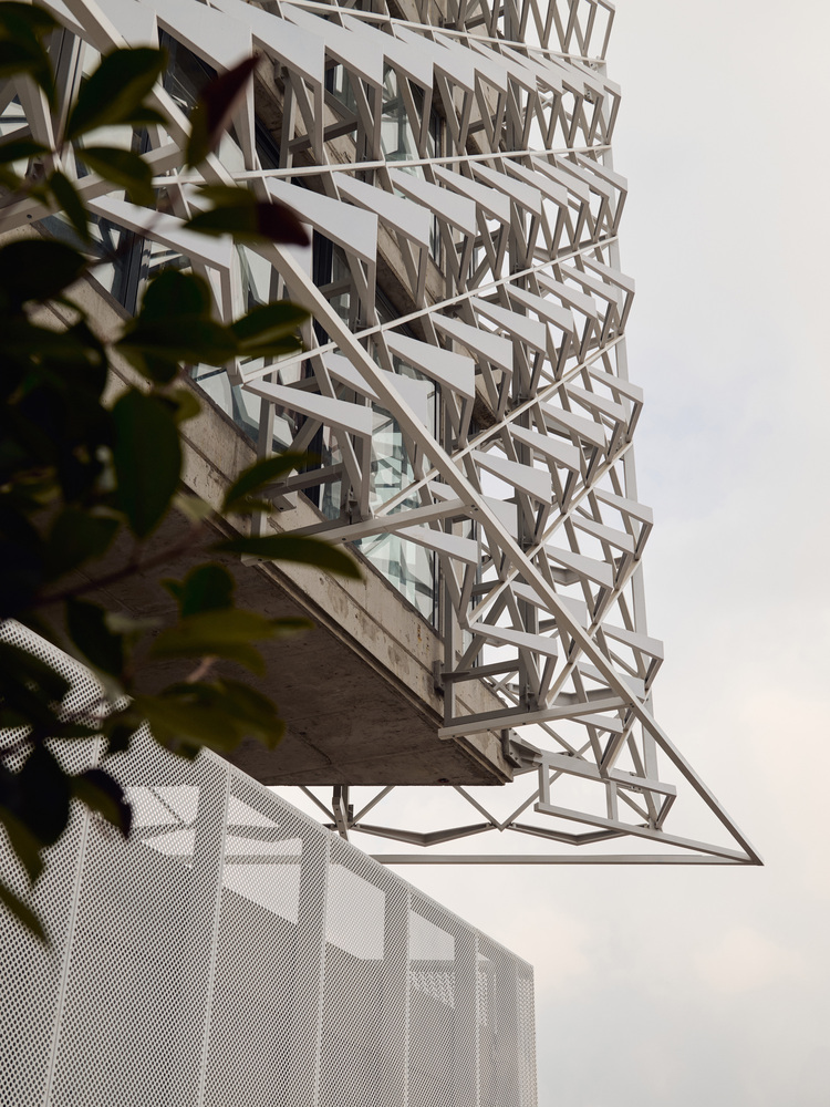 фасад здания снизу Obeid Retail Complex и решетка