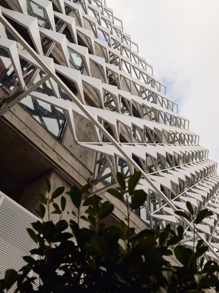 фасад здания снизу Obeid Retail Complex