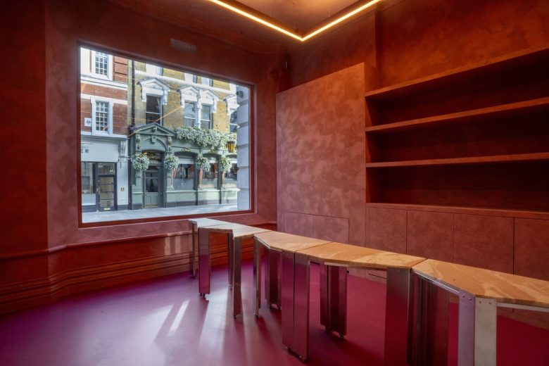 фигурные столы и окно Ibraaz Art Space