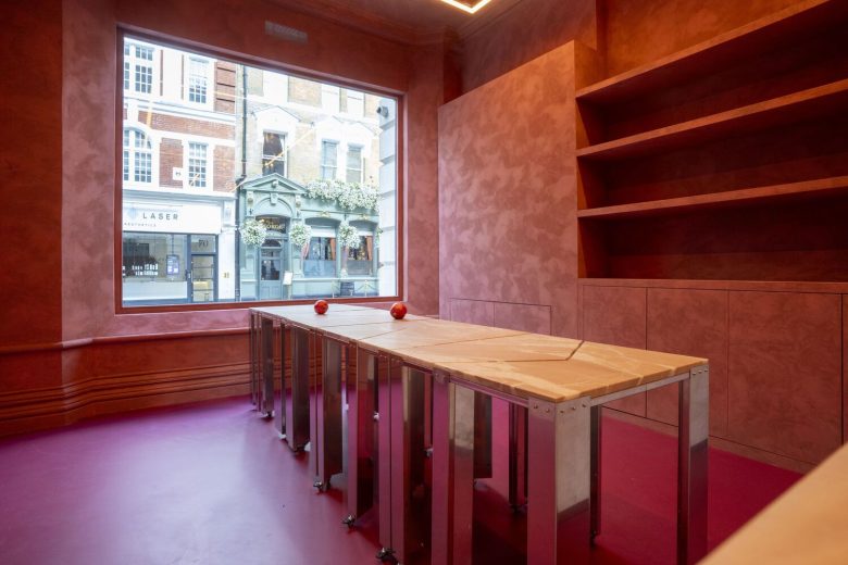 фигурные столы и окно Ibraaz Art Space