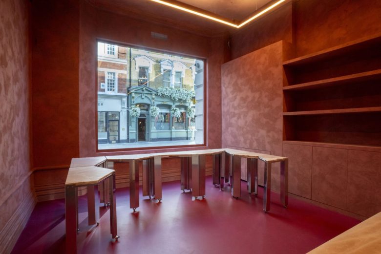 фигурные столы у окна Ibraaz Art Space