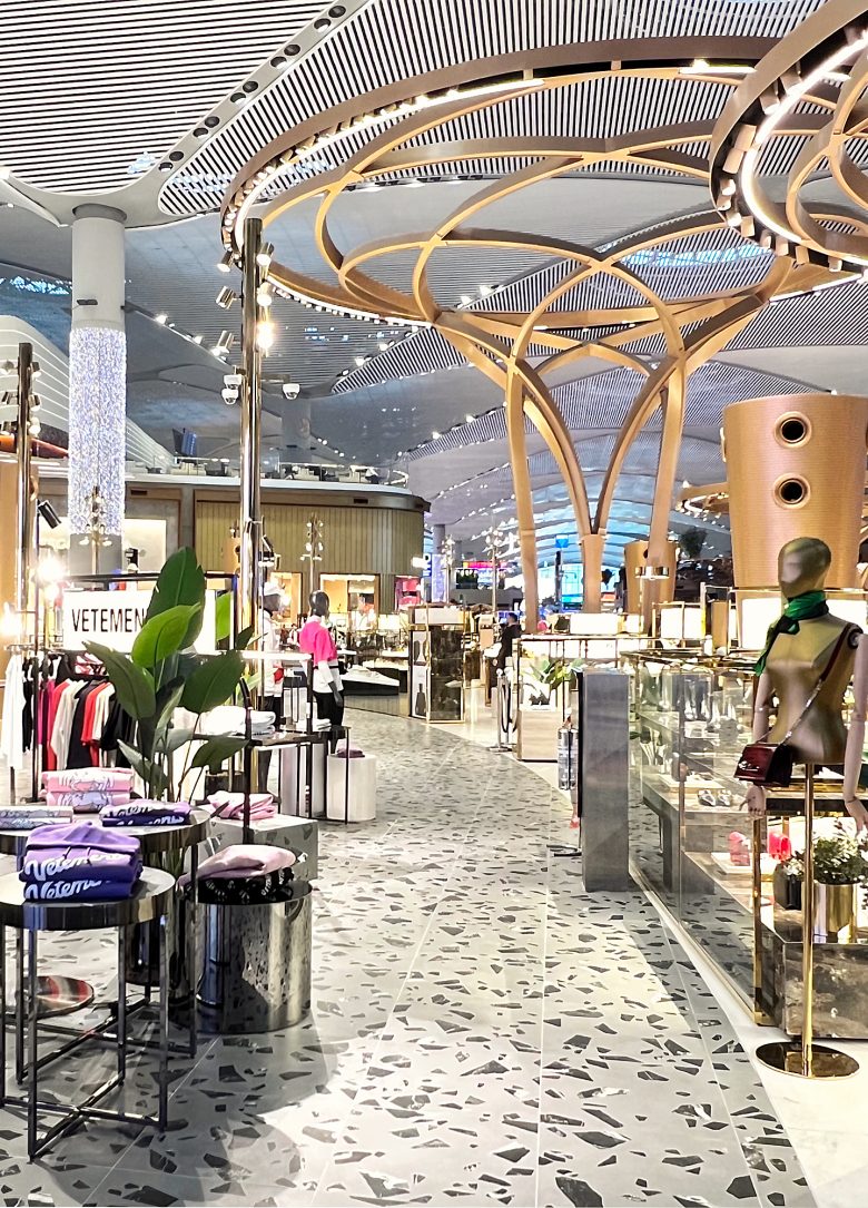 фигурные витрины с одеждой LUXURY SQUARE NEW INTERNATIONAL AIRPORT ISTANBUL