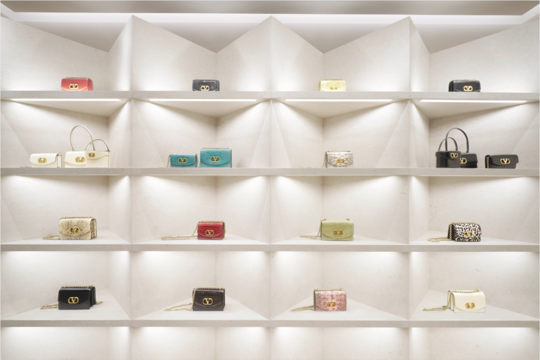 зал с витринами Valentino‘s