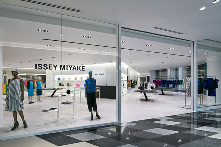 Фирменные магазины модной одежды Issey Miyake в городе Бангкок, Таиланд