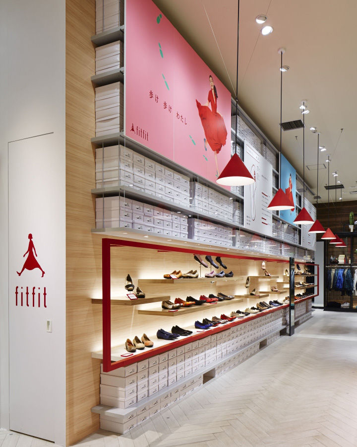 Яркий интерьер обувного магазина Fitfit в Осаке