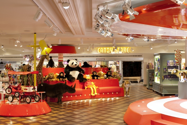 Прекрасный магазин игрушек Harrods Toy Kingdom от Shed в Лондоне