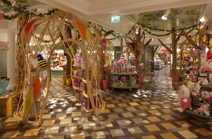 Замечательный магазин игрушек Harrods Toy Kingdom от Shed в Лондоне