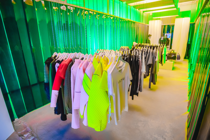 Современный дизайн магазина одежды Heineken