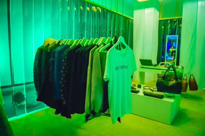 Современный дизайн магазина одежды Heineken