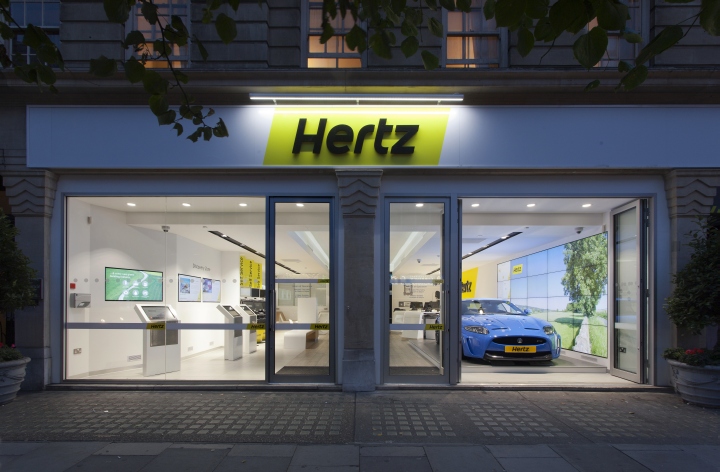 Внешний дизайн и логотип магазина Hertz в Лондоне