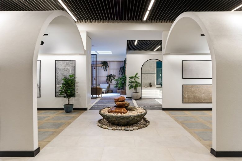 холл между залами Decovita Etiler Showroom