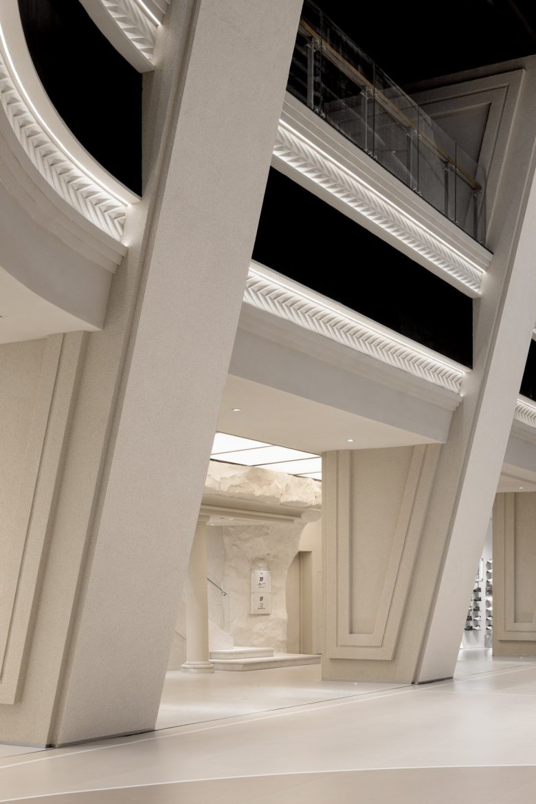 холл рядом с магазином ANTA Basketball Arena