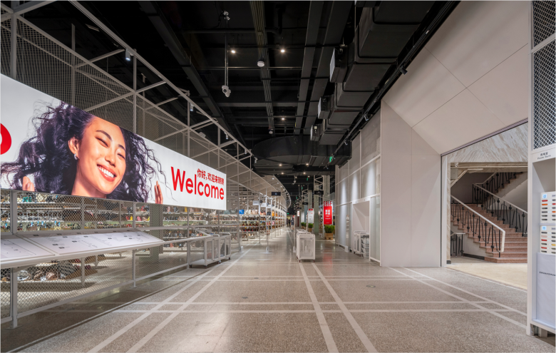 холл торгового зала Super Zhuanzhuan store