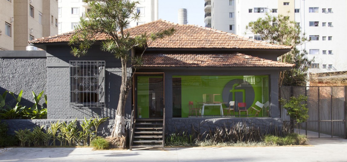 Необычный дизайн мебельного магазина в жилом доме в Сан-Паулу