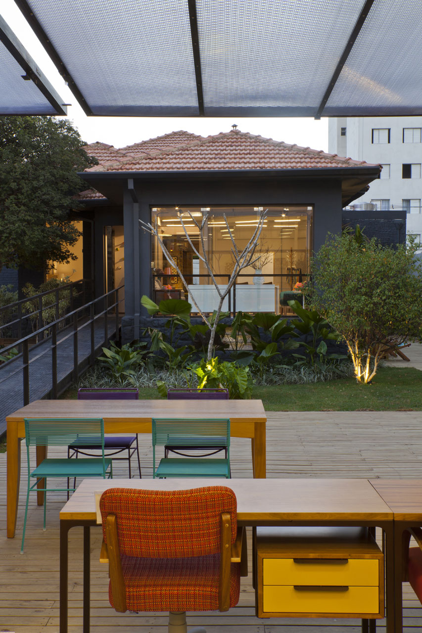 Необычный дизайн мебельного магазина в жилом доме в Сан-Паулу