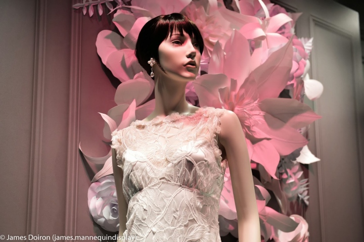 Креативная витрина бутика свадебной моды Kleinfeld в универмаге Hudson Bay в Торонто