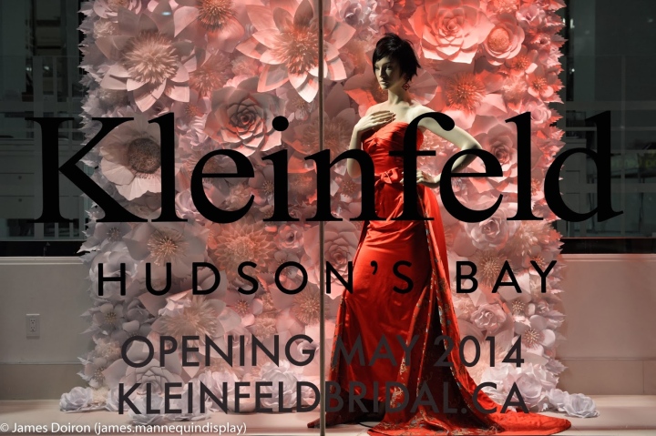 Очаровательная витрина бутика свадебной моды Kleinfeld в универмаге Hudson Bay в Торонто