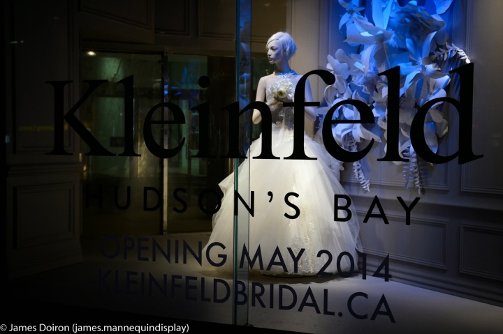 Крутая витрина бутика свадебной моды Kleinfeld в универмаге Hudson Bay в Торонто