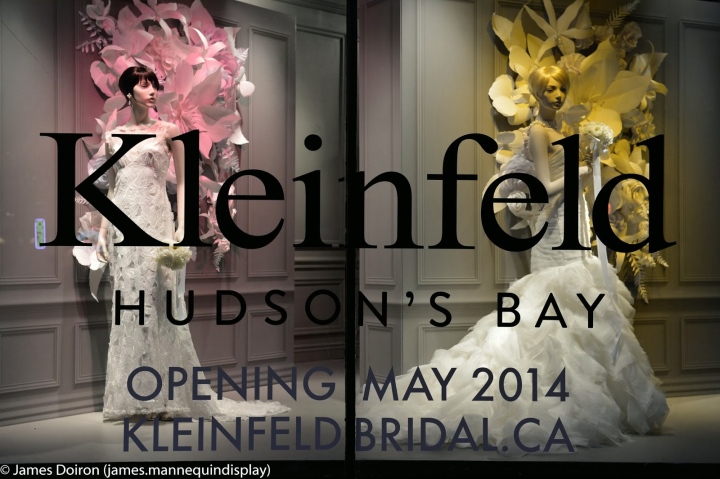 Прелестная витрина бутика свадебной моды Kleinfeld в универмаге Hudson Bay в Торонто