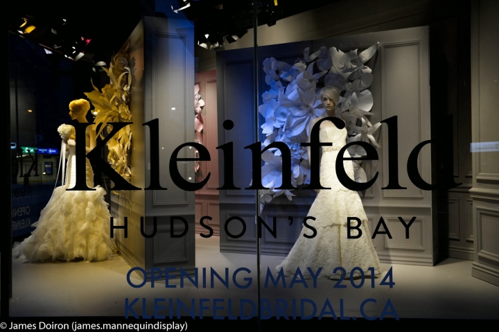 Чудная витрина бутика свадебной моды Kleinfeld в универмаге Hudson Bay в Торонто