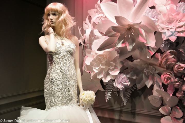 Чудесная витрина бутика свадебной моды Kleinfeld в универмаге Hudson Bay в Торонто
