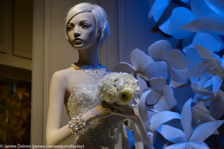 Очаровательная витрина бутика свадебной моды Kleinfeld в универмаге Hudson Bay в Торонто