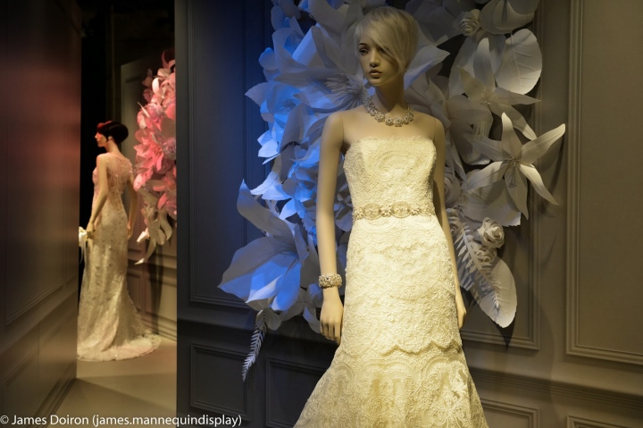 Прекрасная витрина бутика свадебной моды Kleinfeld в универмаге Hudson Bay в Торонто