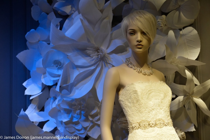 Великолепная витрина бутика свадебной моды Kleinfeld в универмаге Hudson Bay в Торонто