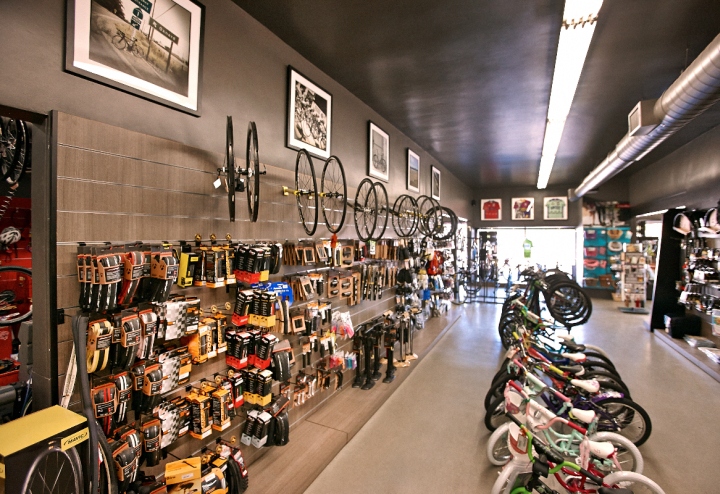 Магазин велосипедов и спортивных принадлежностей I.Martin в Калифорнии