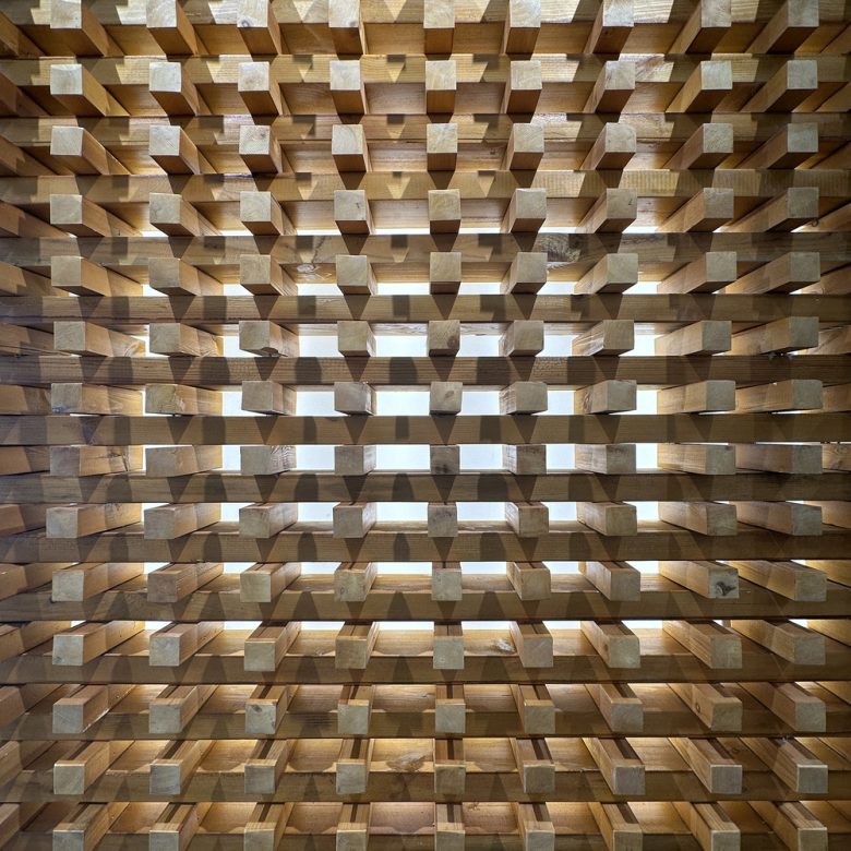 интересный дизайн стен courtyard house by Tumushi Architects приближено