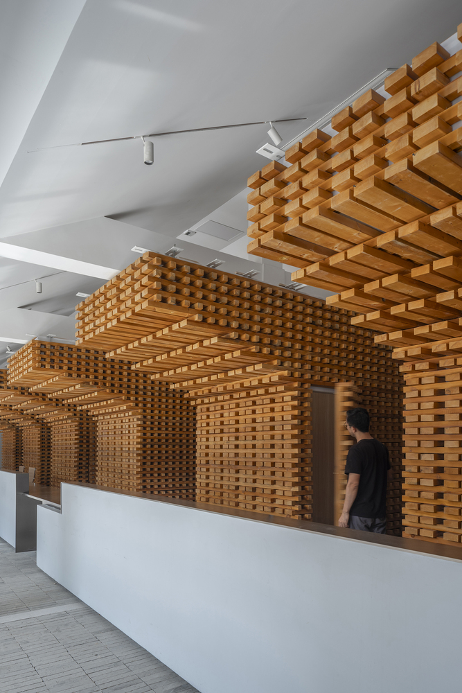 интересный дизайн стен courtyard house by Tumushi Architects сбоку