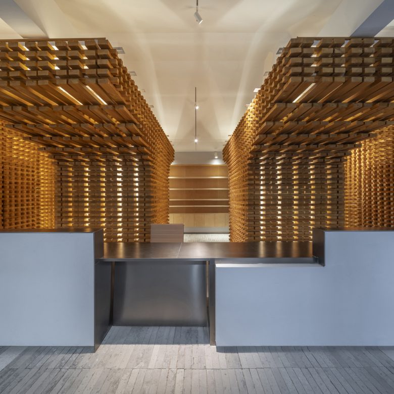 интересный дизайн стен courtyard house by Tumushi Architects вид спереди