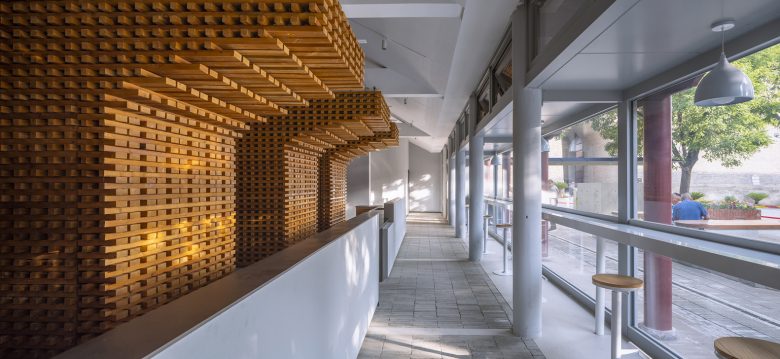 инетерсный дизайн стен courtyard house by Tumushi Architects