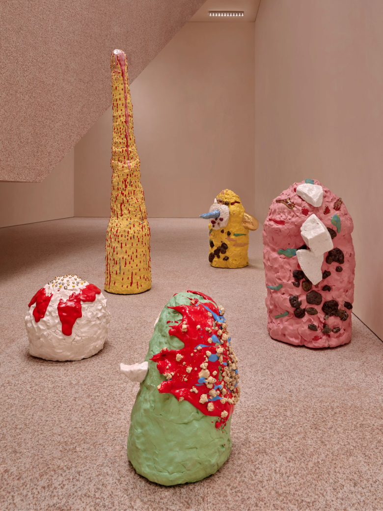 интересные статуи в зале Acne Studios flagship store