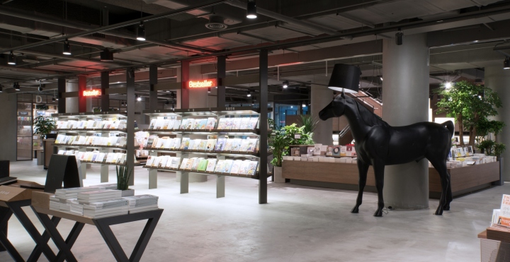 Чёрная лошадь в интерьере книжного магазина