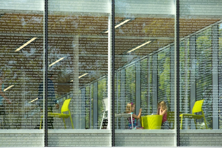 Интерьер книжного магазина в Ванкувере: стеклянный фасад. Фото 3