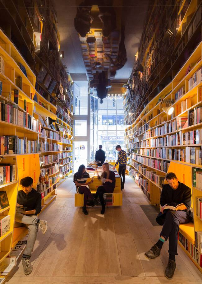 Отражающий потолок интерьер книжного магазина