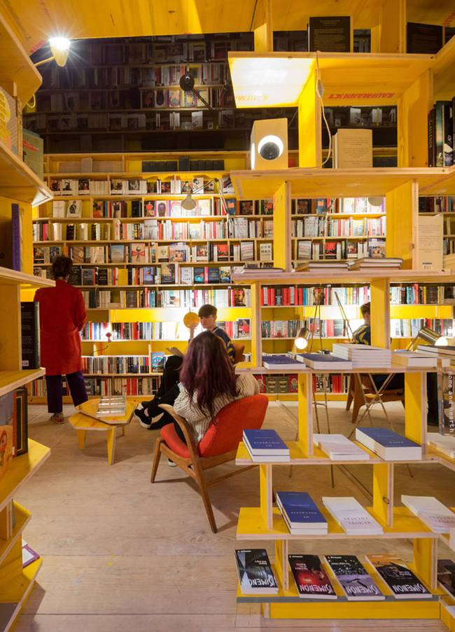 Светлые деревянные стеллажи интерьер книжного магазина - Фото 1