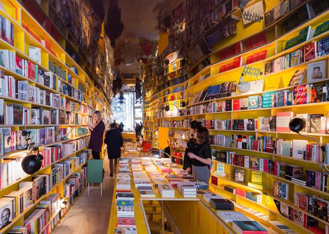Светлые деревянные стеллажи интерьер книжного магазина - Фото 2