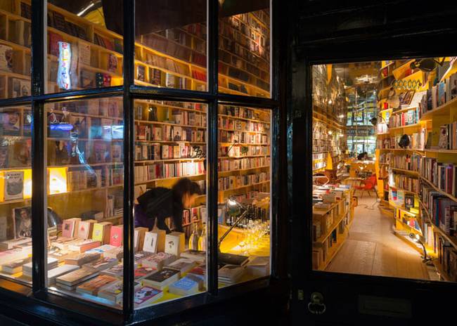 Светлые деревянные стеллажи интерьер книжного магазина - Фото 3