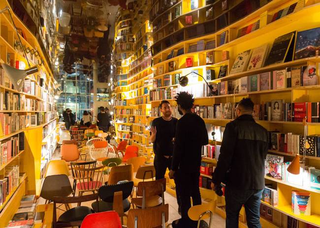 Светлые деревянные стеллажи интерьер книжного магазина - Фото 4